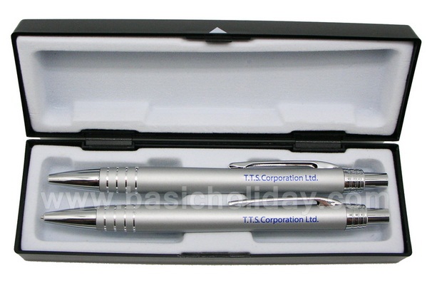 ปากกาพลาสติก ปากกาโลหะ ปากกานำเข้า ปากกาสกรีนชื่อบริษัท ปากกาสกรีนโลโก้ ปากกาพรีเมี่ยม ของขวัญ ปากกา t.t.s corporation ของแจกงานสัมมนา งานเลี้ยงรุ่น ครบรอบบริษัท ของที่ระลึกงานประชุม